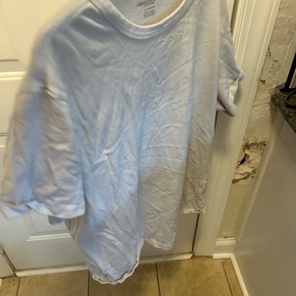 AMERICAN EAGLE tee shirt.